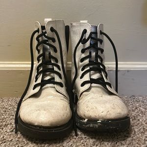 White boots with laces and zipper